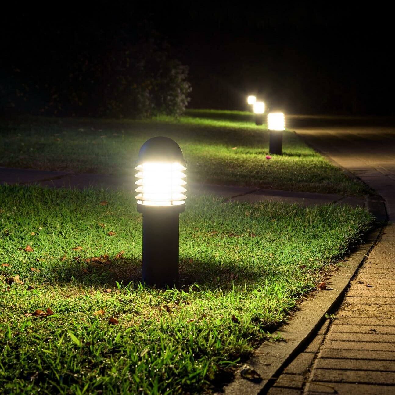 AdobeStock_283327999 (1) LED light posts line the garden path in the backyard, providing a stylish and well-lit passage.